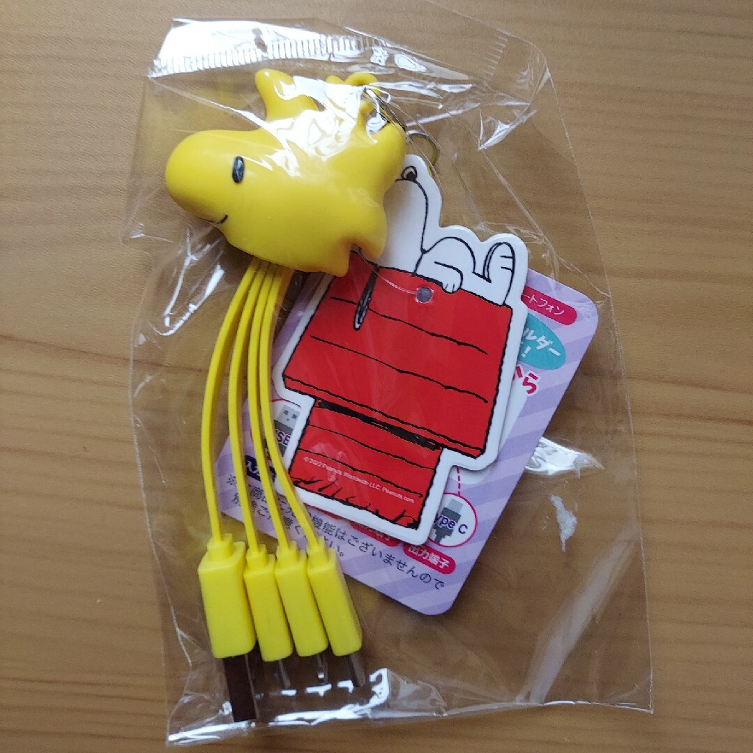 SNOOPY(スヌーピー)の充電ケーブル　ウッドストック　スヌーピー　ワイヤレスイヤホン　スマホ　新品 スマホ/家電/カメラのスマートフォン/携帯電話(バッテリー/充電器)の商品写真