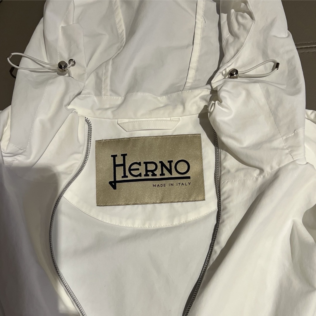 HERNO - ヘルノ フードつき ナイロンコート ホワイト 美品の通販 HERNO - ヘルノ フードつき ナイロンコート ホワイト 美品の通販