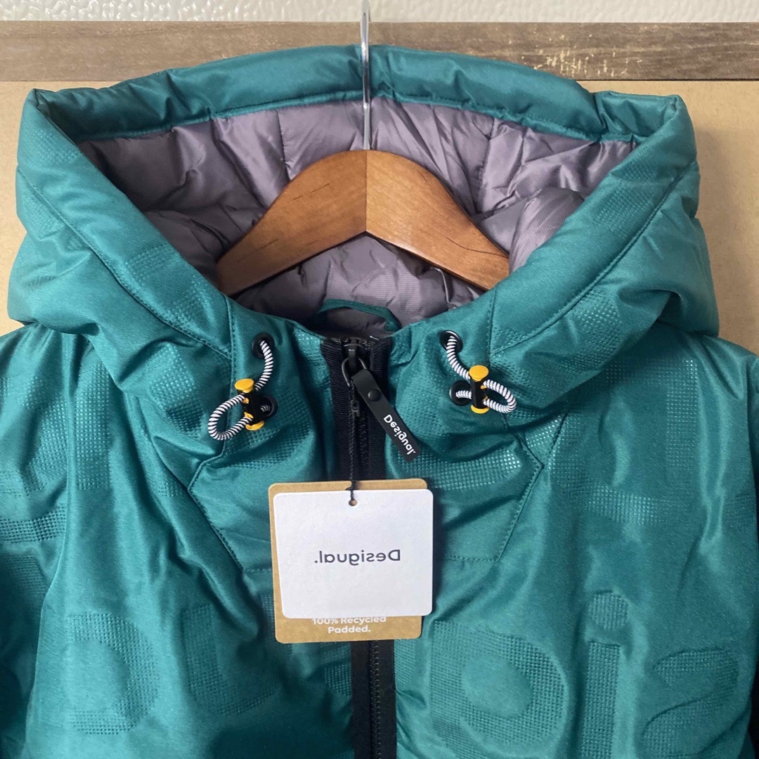 新品】Desigual ロゴ型押し デザイン中綿ブルゾン Lサイズ ブルゾン 新品】Desigual ロゴ型押し デザイン中綿ブルゾン Lサイズ ブルゾン