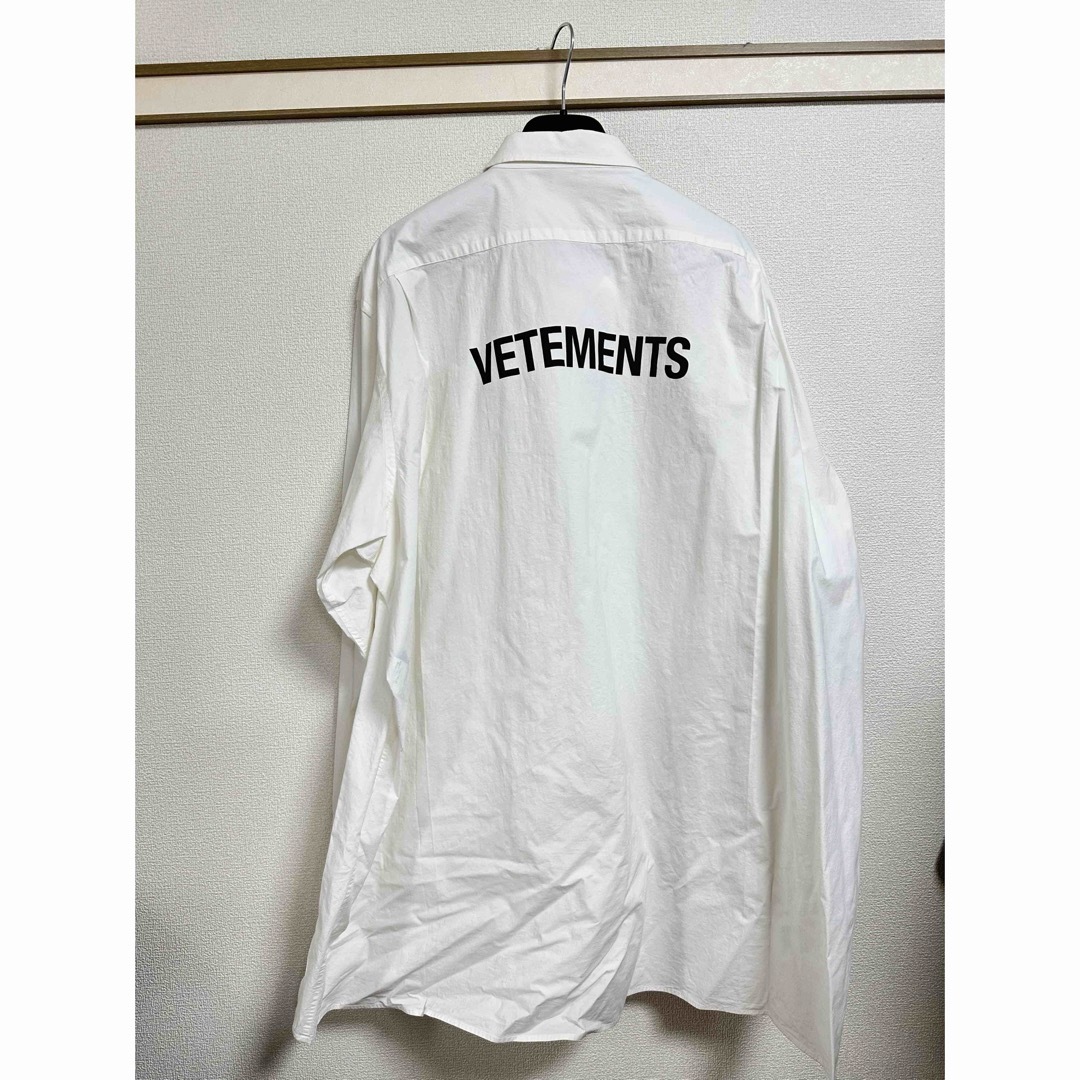 VETEMENTS - VETEMENTS ヴェトモン 18SS バックロゴシャツ S VETEMENTS - VETEMENTS ヴェトモン 18SS バックロゴシャツ S