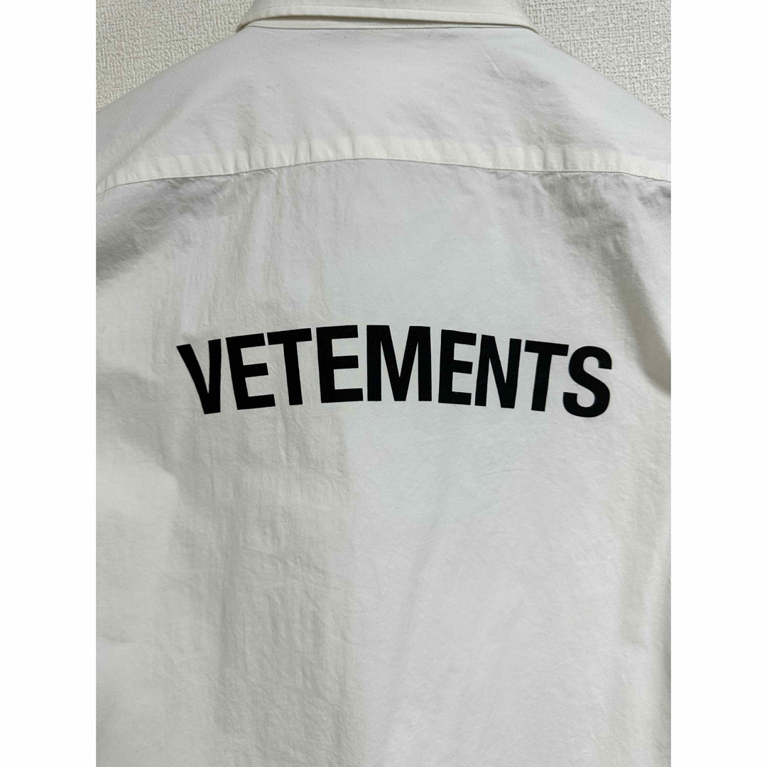 VETEMENTS - VETEMENTS ヴェトモン 18SS バックロゴシャツ S VETEMENTS - VETEMENTS ヴェトモン 18SS バックロゴシャツ S