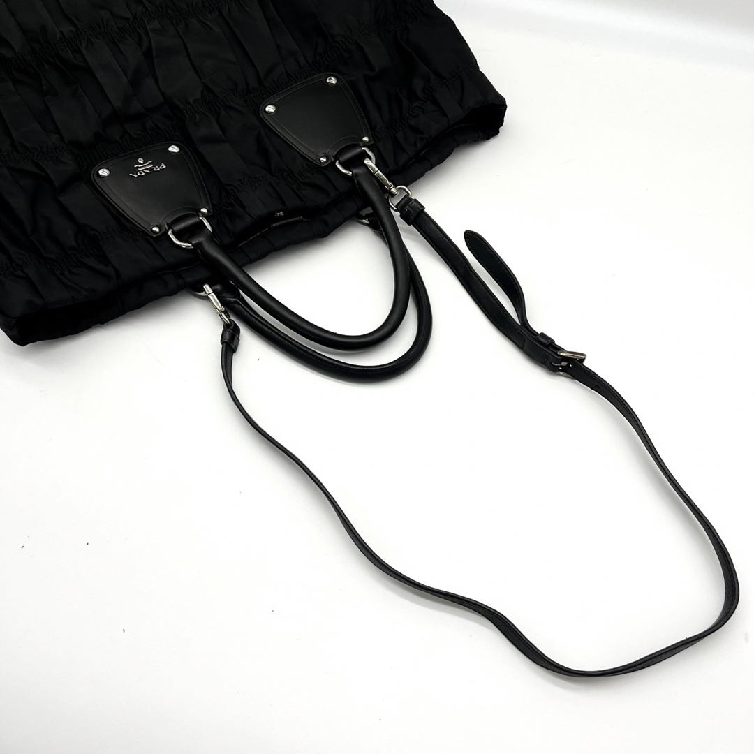 美品✨プラダ ショルダーバッグ 2way A4可 ギャザー メタルロゴ 美品✨プラダ ショルダーバッグ 2way A4可 ギャザー メタルロゴ