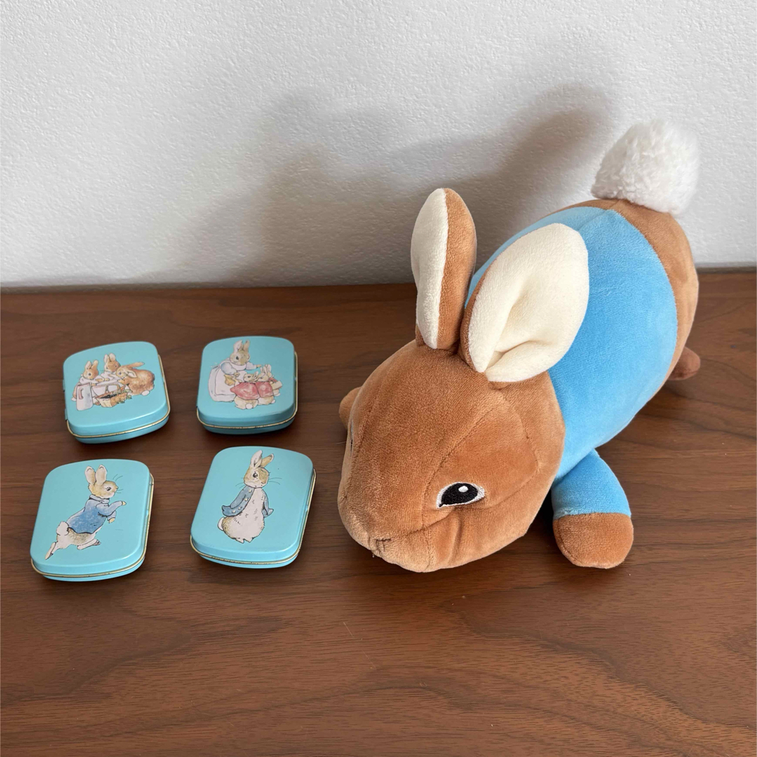 PETER RABBIT(TM) - ピーターラビット ぬいぐるみ 缶 セットの PETER RABBIT(TM) - ピーターラビット ぬいぐるみ 缶 セットの