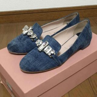 ミュウミュウ(miumiu)のmiumiu デニムビジューフラットシューズ(バレエシューズ)