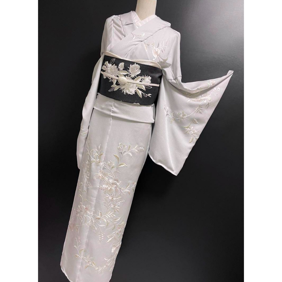京の名匠 総手刺繍訪問着【蘇州刺繍訪問着◇優彩花文】暁鼠色 京の名匠 総手刺繍訪問着【蘇州刺繍訪問着◇優彩花文】暁鼠色