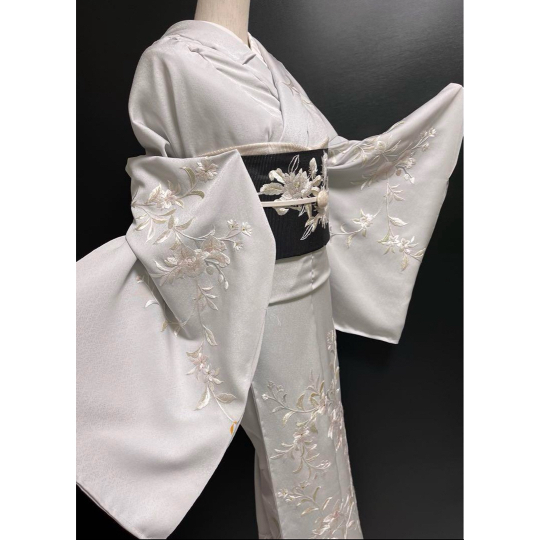京の名匠 総手刺繍訪問着【蘇州刺繍訪問着◇優彩花文】暁鼠色 京の名匠 総手刺繍訪問着【蘇州刺繍訪問着◇優彩花文】暁鼠色