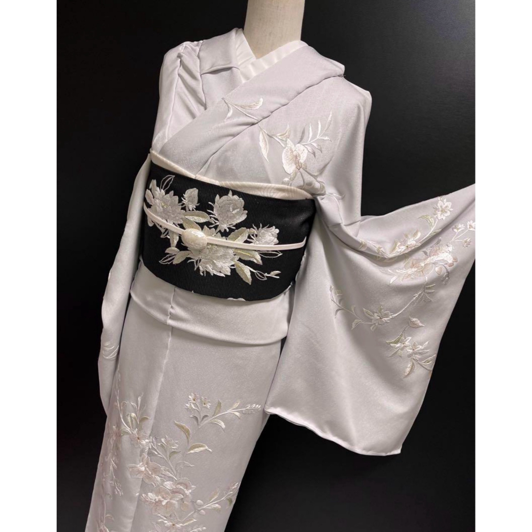 京の名匠 総手刺繍訪問着【蘇州刺繍訪問着◇優彩花文】暁鼠色 京の名匠 総手刺繍訪問着【蘇州刺繍訪問着◇優彩花文】暁鼠色