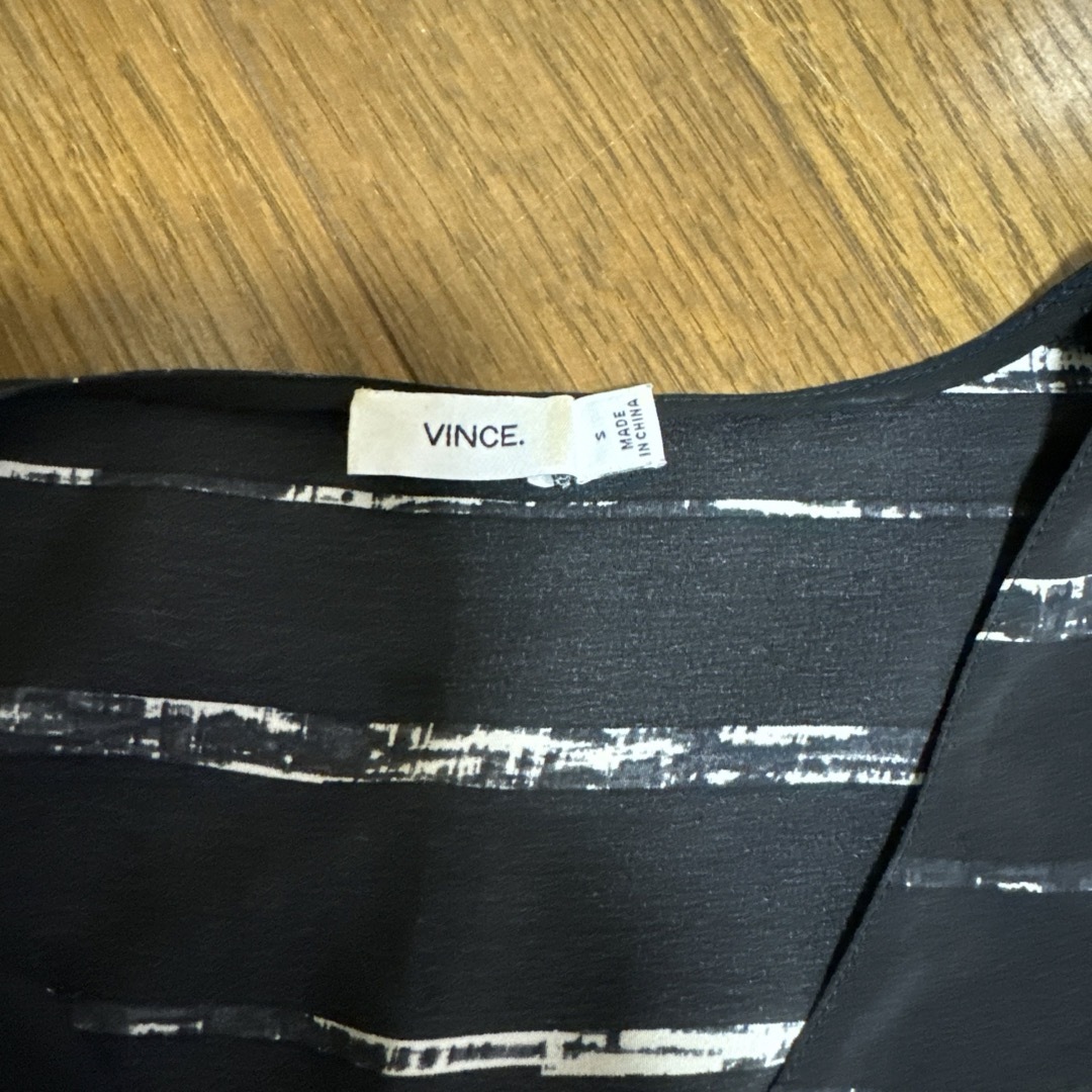 Vince(ヴィンス)の美品　ヴィンス　絹１００% 黒と白のストライプ Vネック チュニック ワンピース レディースのワンピース(ひざ丈ワンピース)の商品写真