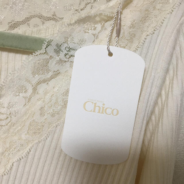 who's who Chico(フーズフーチコ)のレース衿VネックロンTシャツ ホワイト*who's who chico レディースのトップス(カットソー(長袖/七分))の商品写真