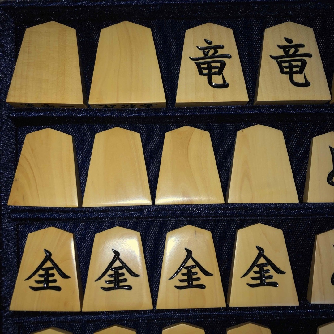 ☆完成品☆香松作・一字彫・薩摩黄楊将棋駒・本砥ぎ仕上 ☆完成品☆香松作・一字彫・薩摩黄楊将棋駒・本砥ぎ仕上