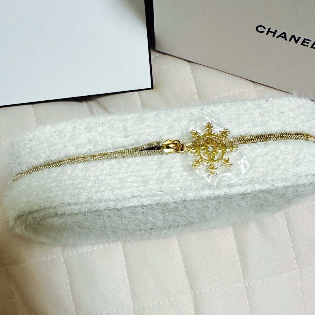 CHANEL - CHANEL クリスマスコフレ2024 スノーフレークポーチ CHANEL - CHANEL クリスマスコフレ2024 スノーフレークポーチ