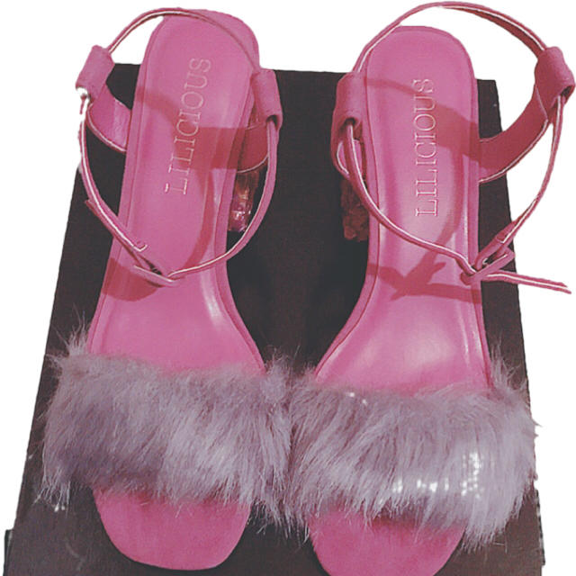 lilLilly(リルリリー)の新品♡mamちゃん着用♡リルリリー♡LILICIOUS♡ファーサンダル レディースの靴/シューズ(サンダル)の商品写真