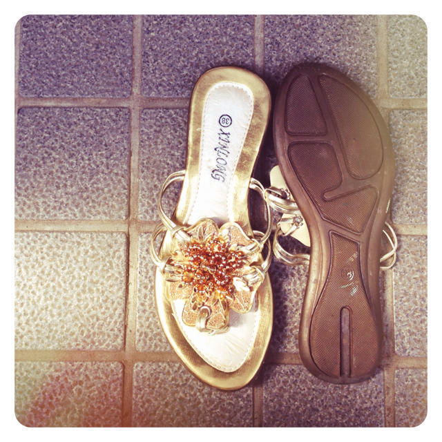 ESPERANZA(エスペランサ)のゴールド♡キラキラフラワーサンダル♡ レディースの靴/シューズ(サンダル)の商品写真