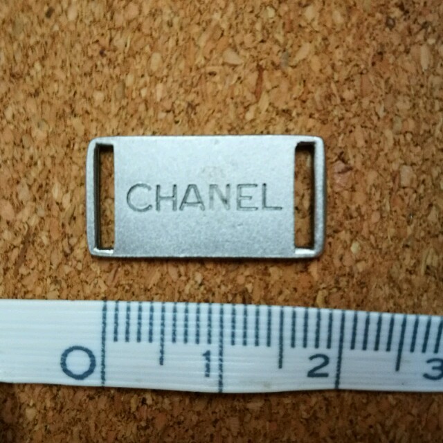 CHANEL(シャネル)のCHANEL　シャネル　ロゴ　プレート　送料無料 レディースのアクセサリー(ブローチ/コサージュ)の商品写真