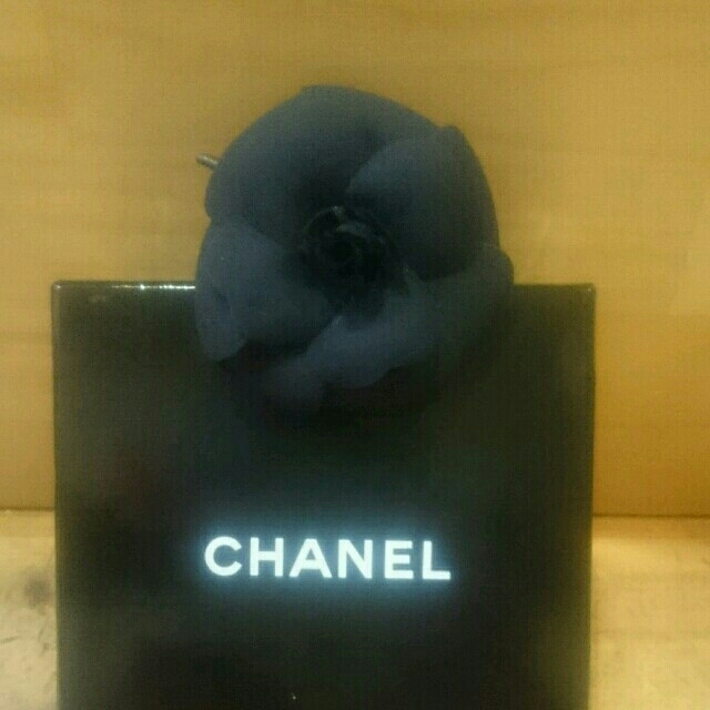 CHANEL(シャネル)のCHANEL カメリア ブローチ レディースのアクセサリー(ブローチ/コサージュ)の商品写真