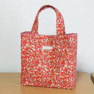 ハンドメイド☆ミニスクエアトートバッグ☆いちご柄(赤)の通販 ハンドメイド☆ミニスクエアトートバッグ☆いちご柄(赤)の通販