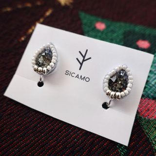 スワロフスキービジューイヤリング　パーティー　結婚式クリスマス　グレー　シルバー(イヤリング)