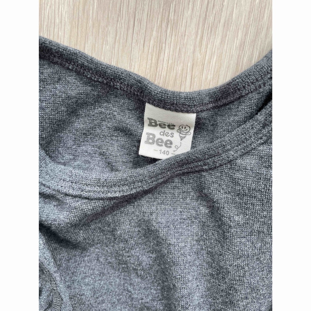 Bee(ビー)の最終出品　Bee フリル長袖ワンピース　140 ダークグレー キッズ/ベビー/マタニティのキッズ服女の子用(90cm~)(ワンピース)の商品写真