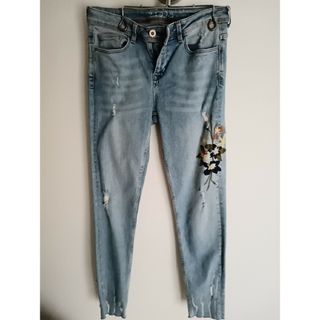 ZARAスキニーデニムパンツ　オシャレ花刺繍