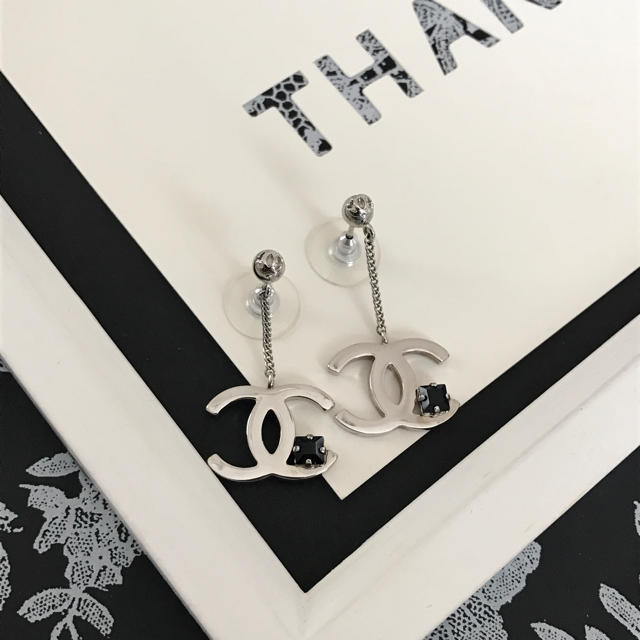 CHANEL(シャネル)のChiyomi Akaiwa様専用✞CHANEL ⛓ココスウィングピアス✞ レディースのアクセサリー(ピアス)の商品写真