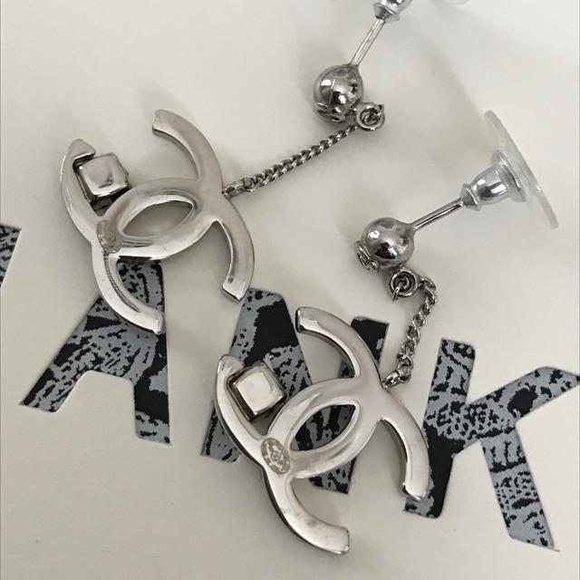 CHANEL(シャネル)のChiyomi Akaiwa様専用✞CHANEL ⛓ココスウィングピアス✞ レディースのアクセサリー(ピアス)の商品写真