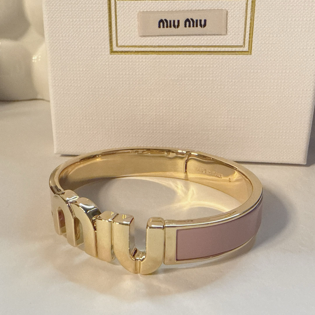 miumiu エナメルメタル ブレスレット ピンク miumiu エナメルメタル ブレスレット ピンク