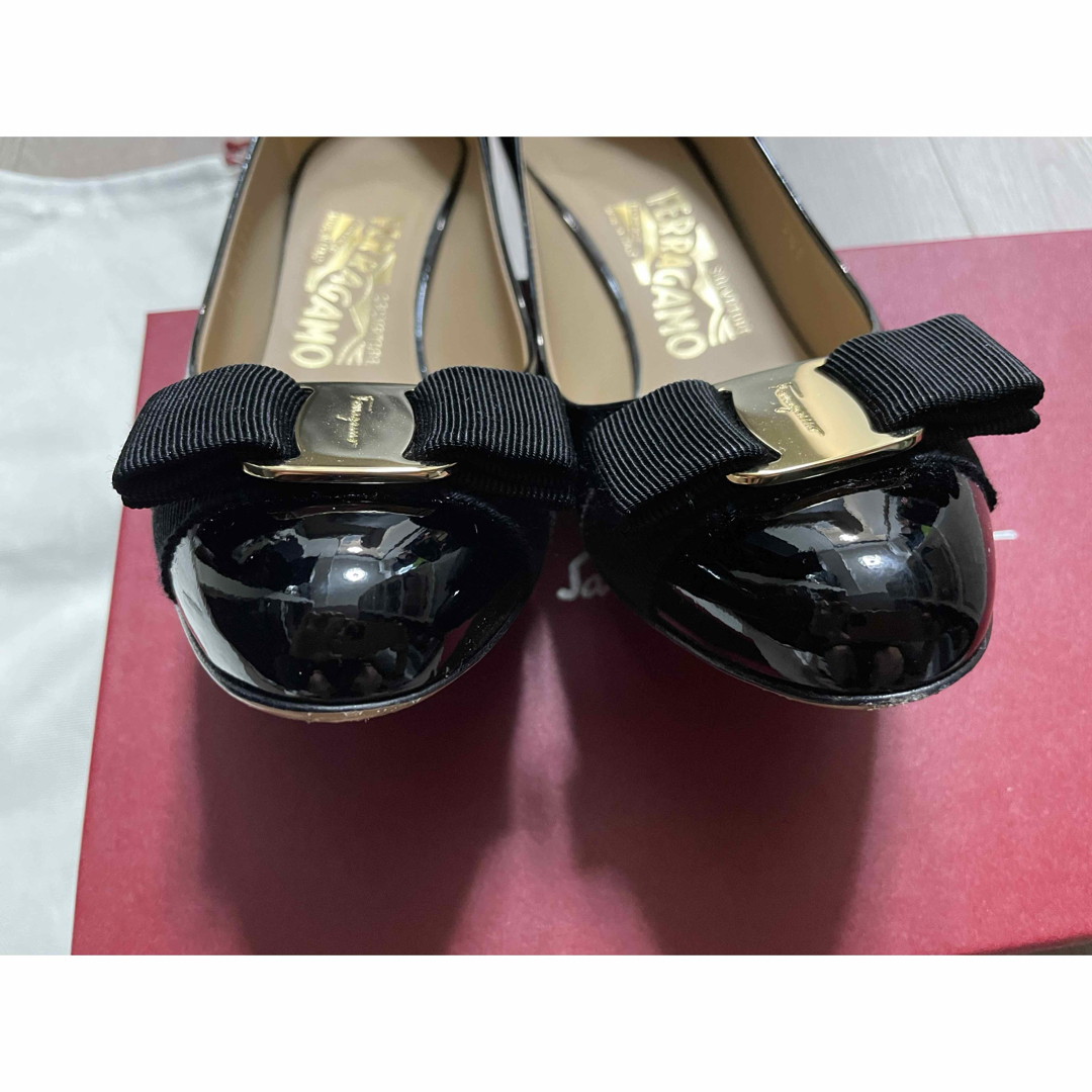 フェラガモ ヴァラ パテントレザー パンプス ブラック CARLA 70 フェラガモ ヴァラ パテントレザー パンプス ブラック CARLA 70
