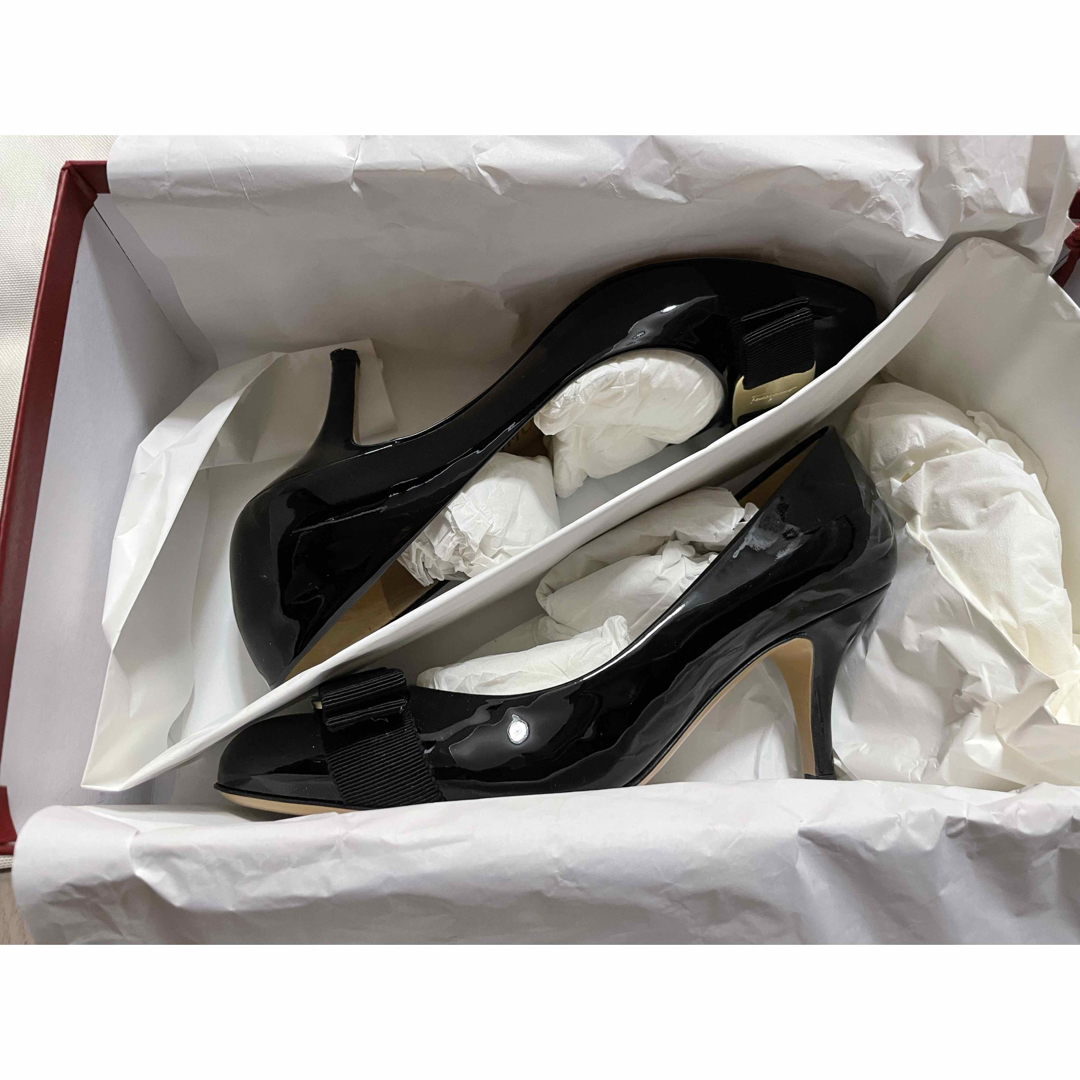 フェラガモ ヴァラ パテントレザー パンプス ブラック CARLA 70 フェラガモ ヴァラ パテントレザー パンプス ブラック CARLA 70