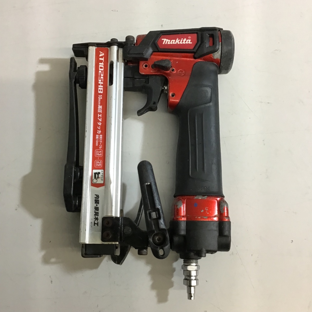 中古品】〇マキタ(makita) 高圧エアタッカ エアダスタ付 10mm 赤 中古品】〇マキタ(makita) 高圧エアタッカ エアダスタ付 10mm 赤
