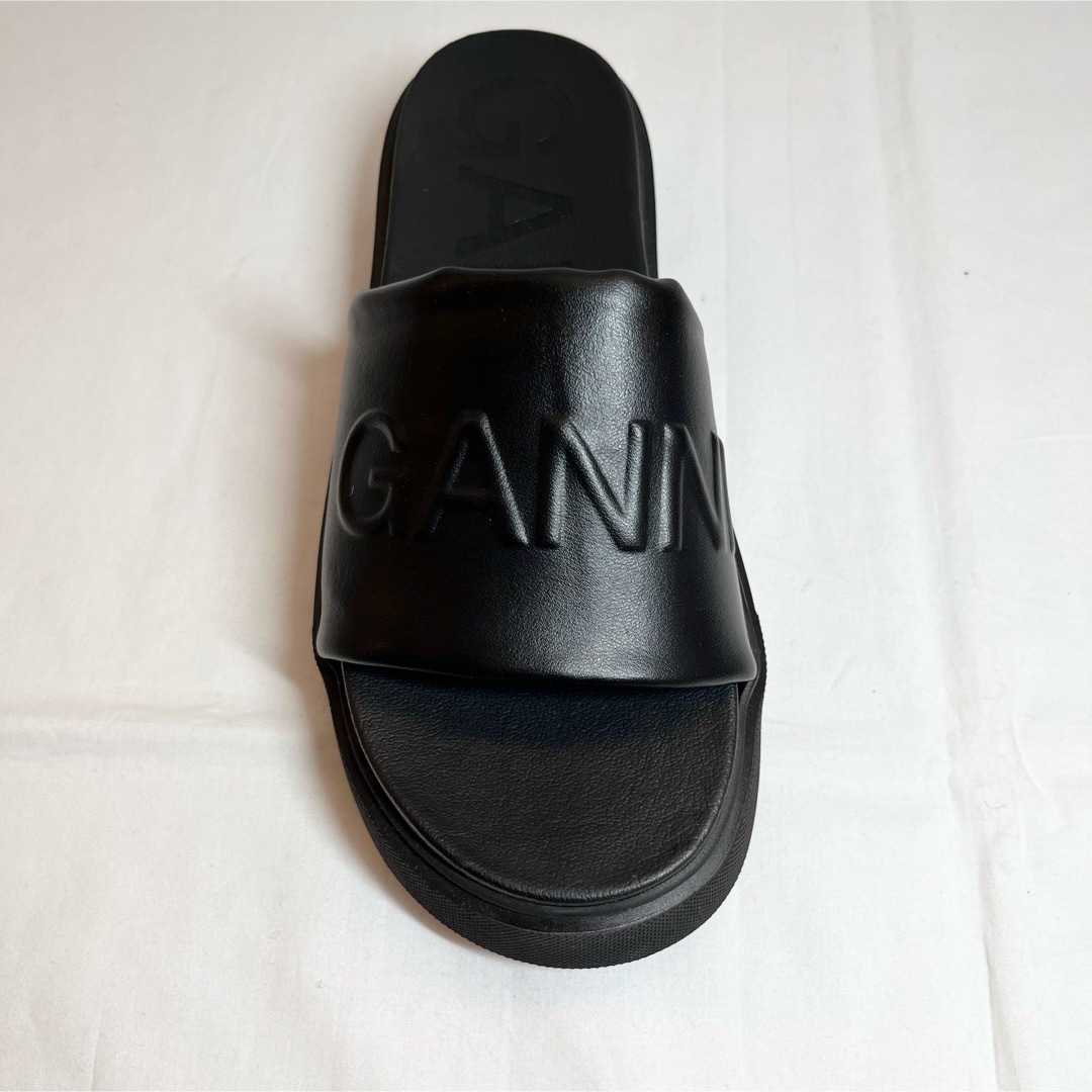 GANNI ガニー エンボスロゴ スライドサンダル ブラック 23cm GANNI ガニー エンボスロゴ スライドサンダル ブラック 23cm
