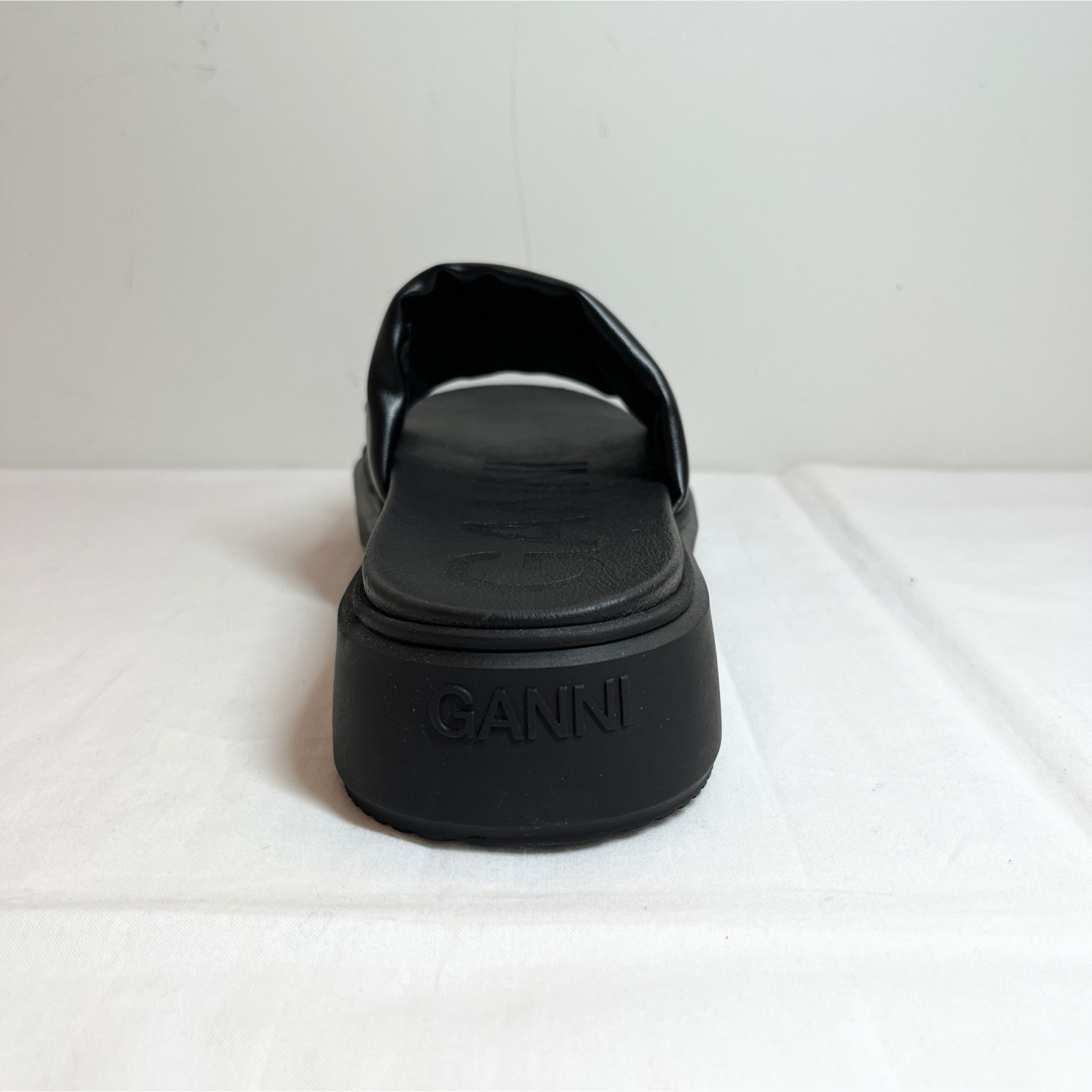 GANNI ガニー エンボスロゴ スライドサンダル ブラック 23cm GANNI ガニー エンボスロゴ スライドサンダル ブラック 23cm