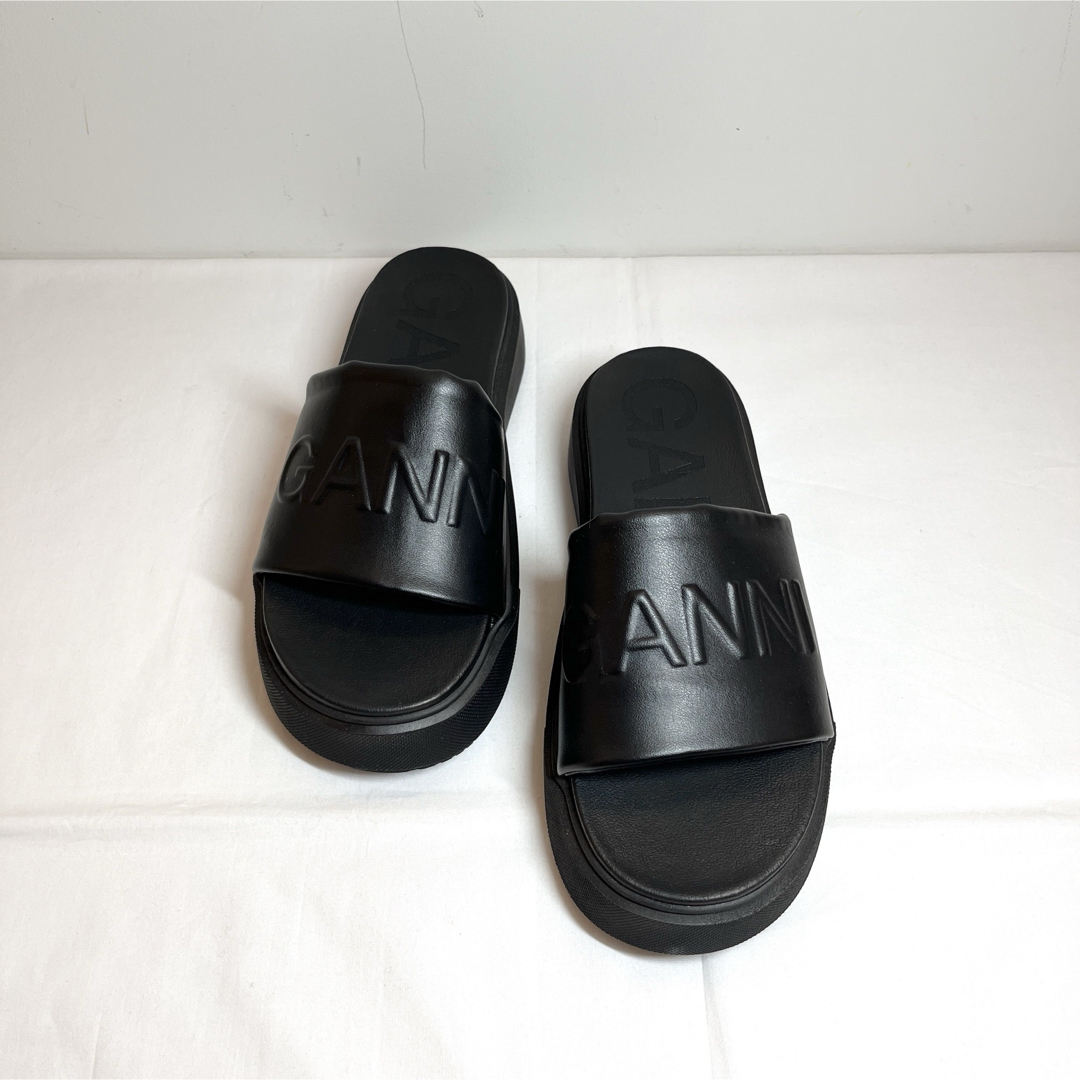 GANNI ガニー エンボスロゴ スライドサンダル ブラック 23cm GANNI ガニー エンボスロゴ スライドサンダル ブラック 23cm