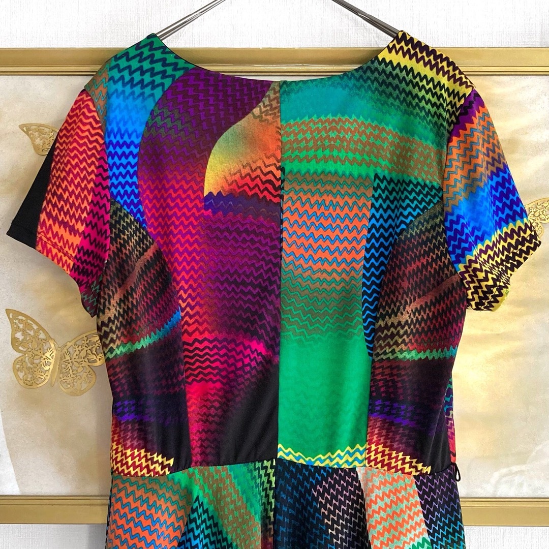 美品 ロングワンピース マルチカラー 総柄 半袖 海外 ブラック 美品 ロングワンピース マルチカラー 総柄 半袖 海外 ブラック