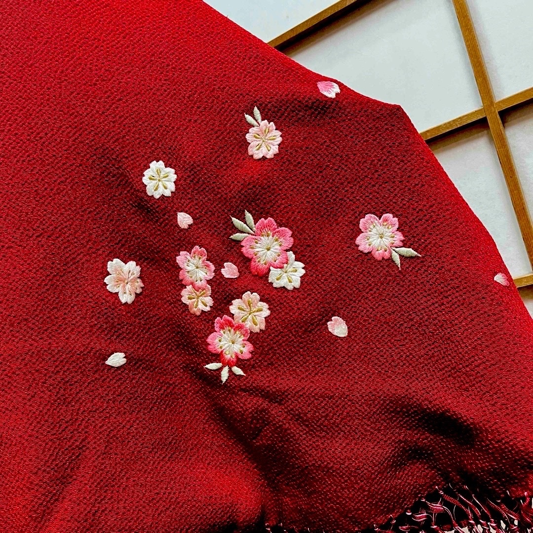 着物ショール 振袖ストール 絹100%縮緬 小桜刺繍入 大判ショール 着物ショール 振袖ストール 絹100%縮緬 小桜刺繍入 大判ショール