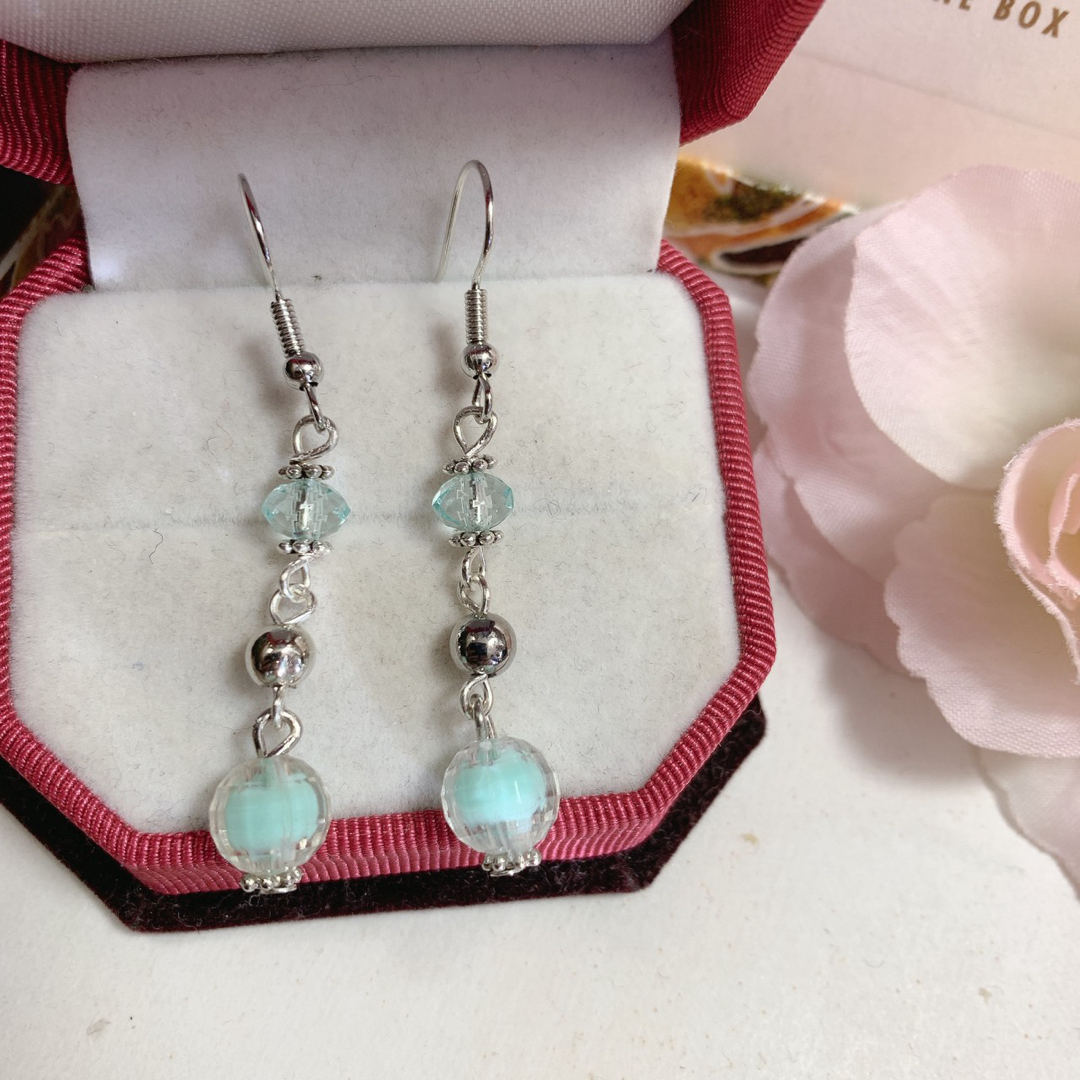 新品未使用 ティファニーカラー 多面カット3連ピアス レディースのアクセサリー(ピアス)の商品写真