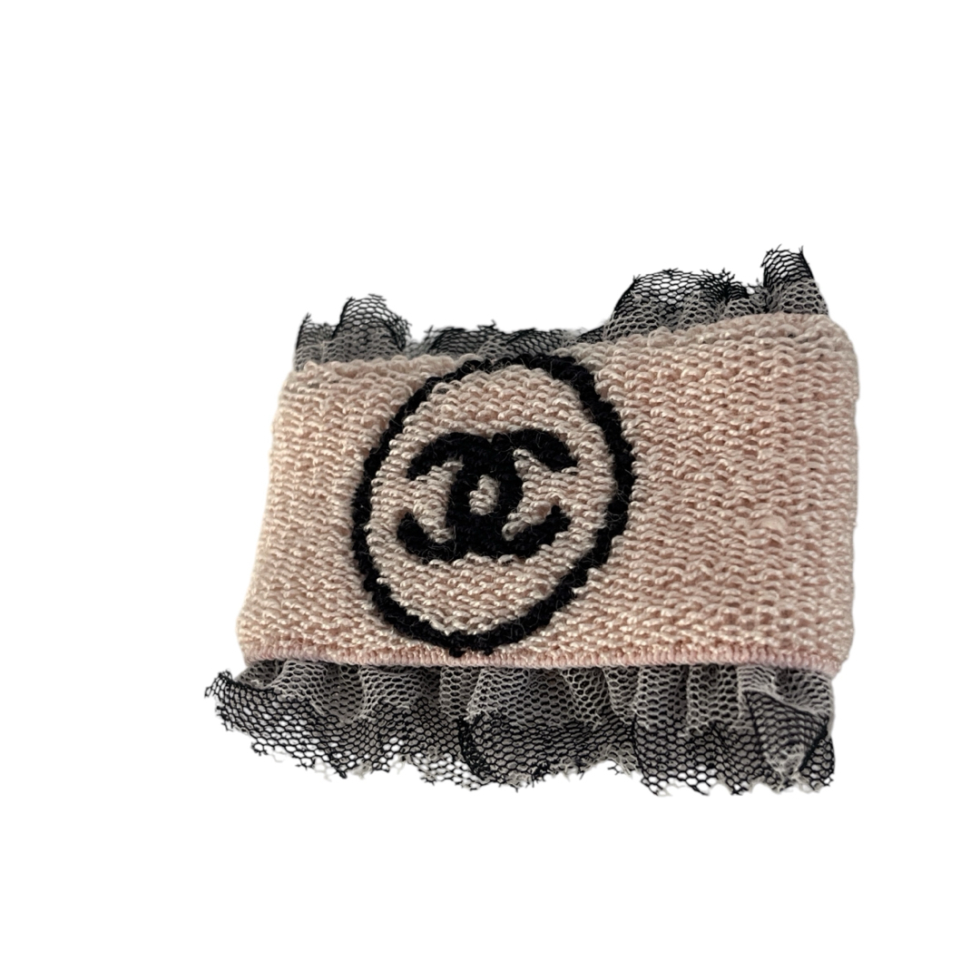 CHANEL - 美品 シャネル リストバンド ココマーク パイル レース CHANEL - 美品 シャネル リストバンド ココマーク パイル レース