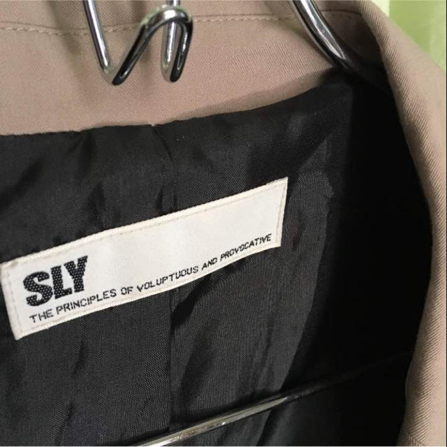 SLY(スライ)のsly スライ テーラードジャケット ベージュ スーツ  レディースのジャケット/アウター(テーラードジャケット)の商品写真
