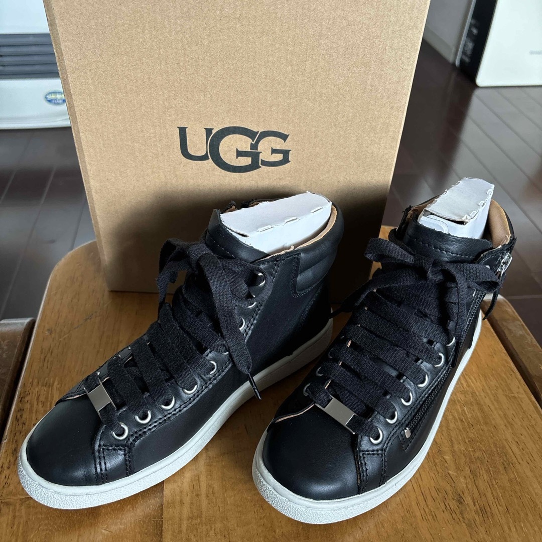UGG - UGG OLIVE ハイカットレザースニーカーブラック23cmの通販 UGG - UGG OLIVE ハイカットレザースニーカーブラック23cmの通販