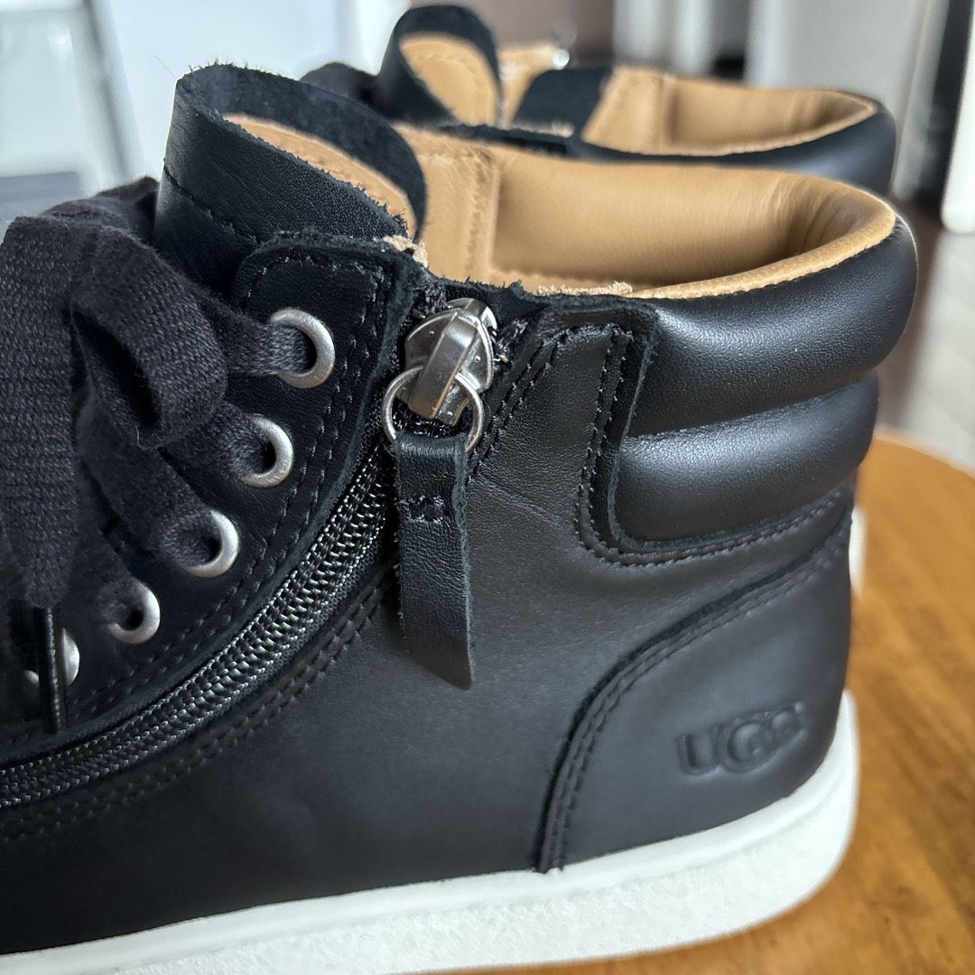 UGG - UGG OLIVE ハイカットレザースニーカーブラック23cmの通販 UGG - UGG OLIVE ハイカットレザースニーカーブラック23cmの通販
