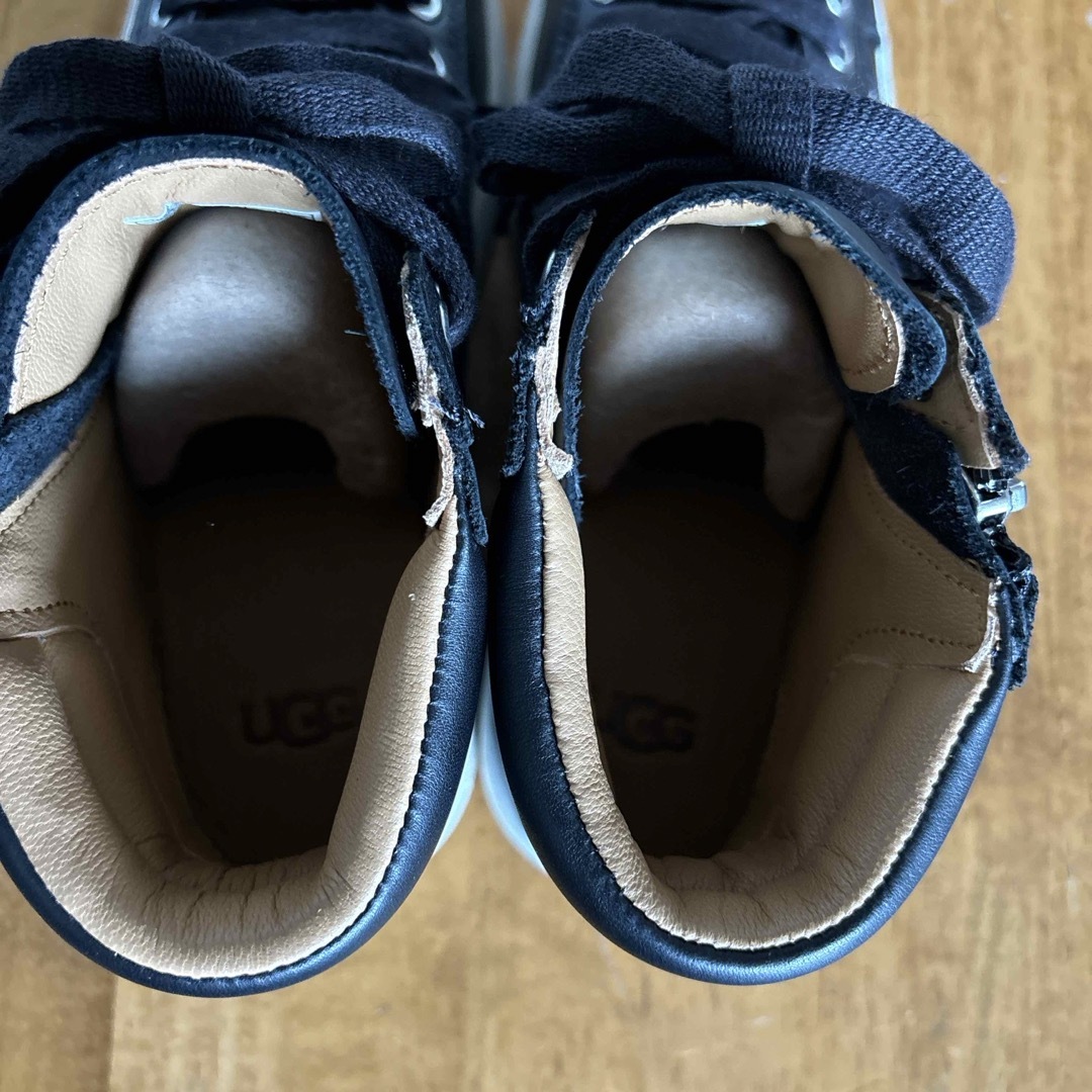 UGG - UGG OLIVE ハイカットレザースニーカーブラック23cmの通販 UGG - UGG OLIVE ハイカットレザースニーカーブラック23cmの通販