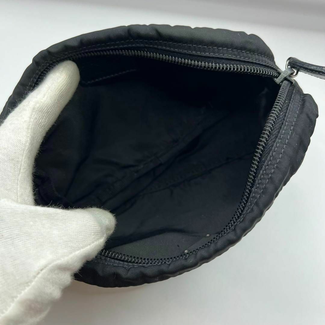 PRADA - 【美品】プラダ ポーチ ナイロン 三角ロゴ ブラック 白 PRADA - 【美品】プラダ ポーチ ナイロン 三角ロゴ ブラック 白