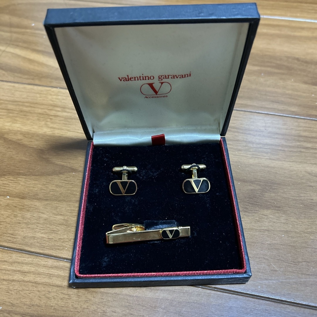 valentino garavani(ヴァレンティノガラヴァーニ)のワンコ様⭐︎ヴァレンティノ ガラヴァーニ カフス ネクタイピン メンズのファッション小物(ネクタイピン)の商品写真