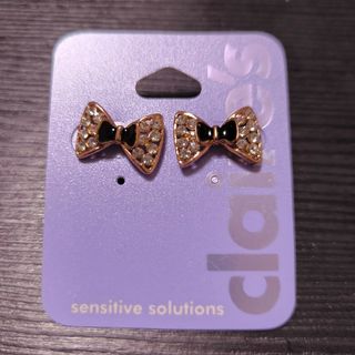 クレアーズ(claire's)の新品送料込！Claire's クレアーズ ラインストーン付リボンピアス(ピアス)