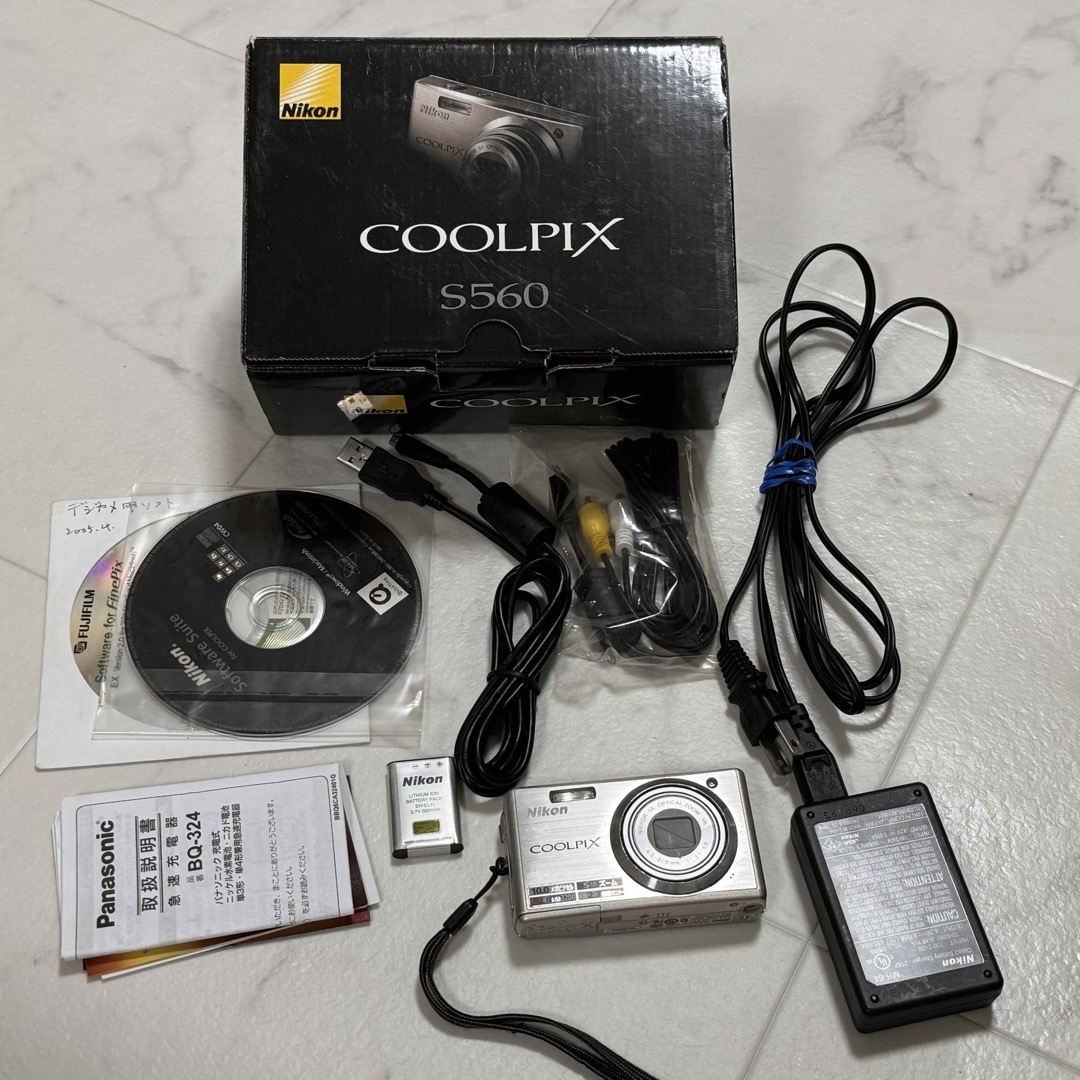 Nikon COOLPIX Style COOLPIX S560 SILVER Nikon COOLPIX Style COOLPIX S560 SILVER
