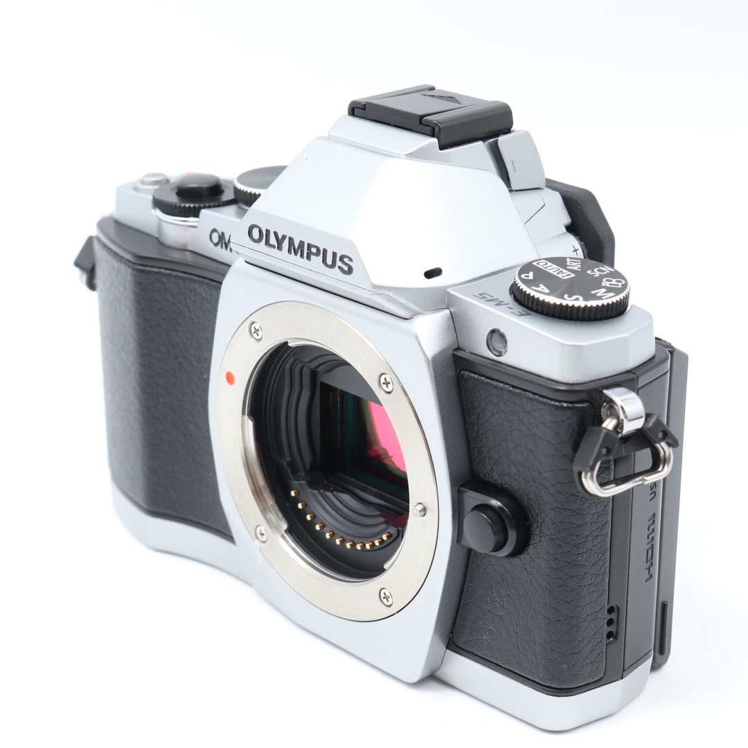 美品】OLYMPUS ミラーレス一眼 OM-D E-M5 ボディ シルバー 1605 美品】OLYMPUS ミラーレス一眼 OM-D E-M5 ボディ シルバー 1605