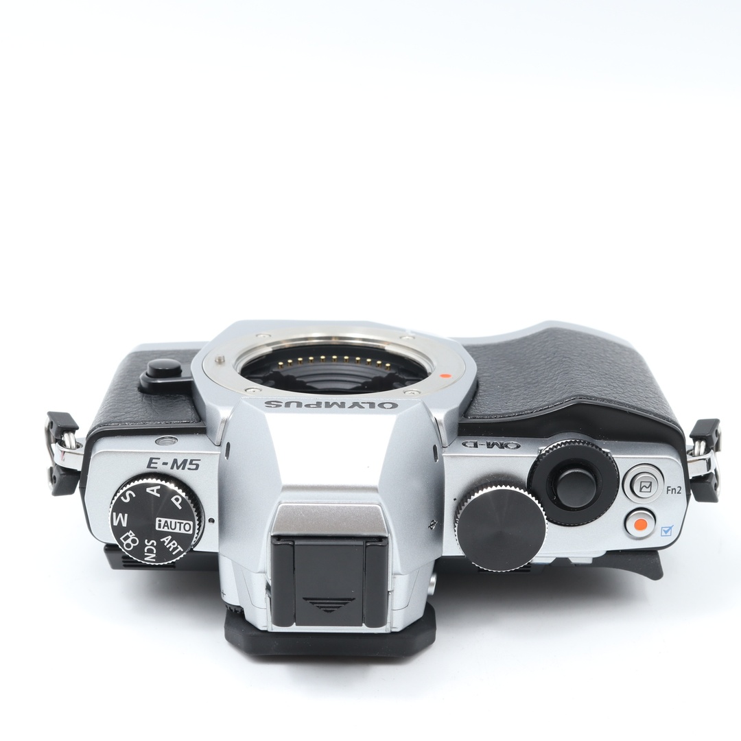 美品】OLYMPUS ミラーレス一眼 OM-D E-M5 ボディ シルバー 1605 美品】OLYMPUS ミラーレス一眼 OM-D E-M5 ボディ シルバー 1605