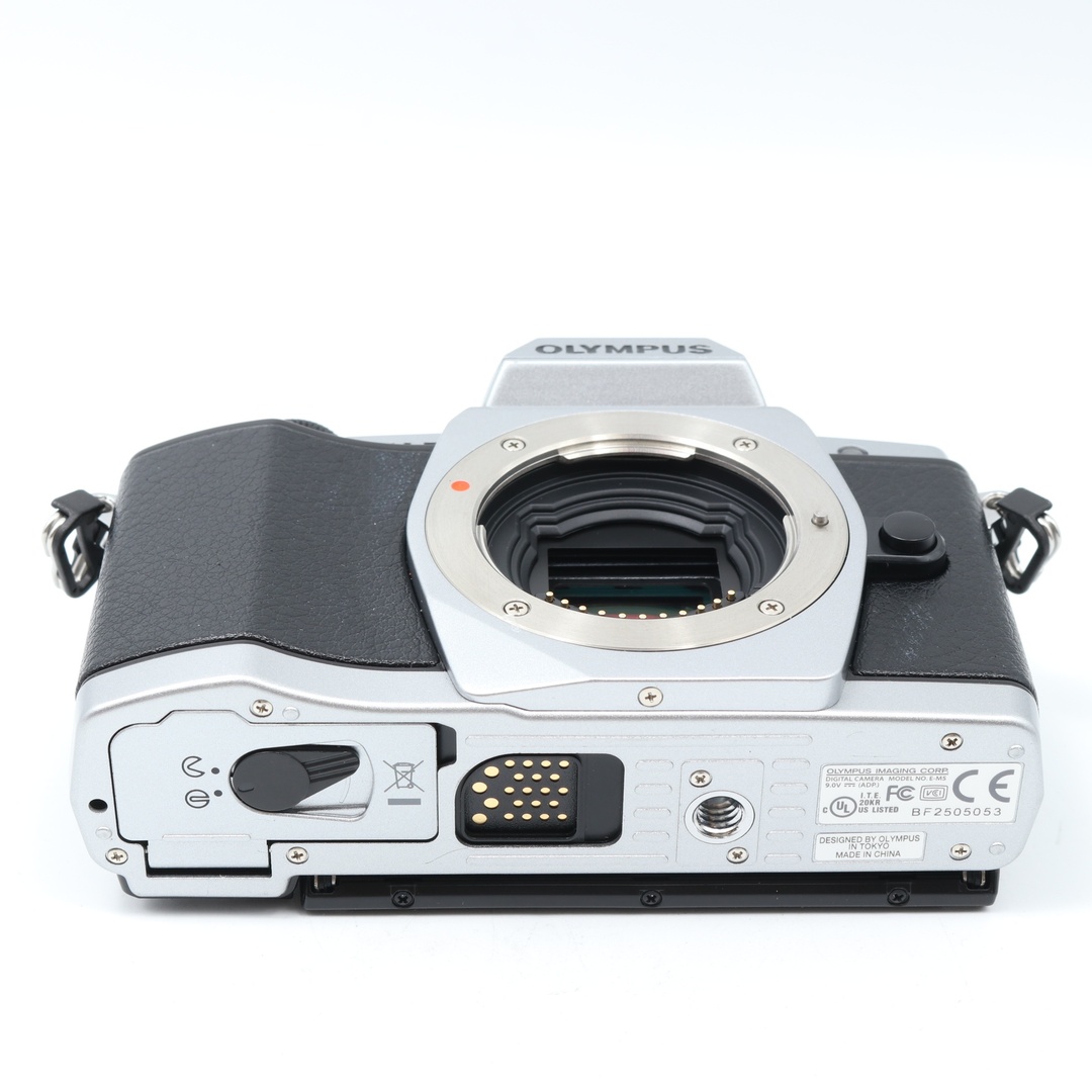 美品】OLYMPUS ミラーレス一眼 OM-D E-M5 ボディ シルバー 1605 美品】OLYMPUS ミラーレス一眼 OM-D E-M5 ボディ シルバー 1605
