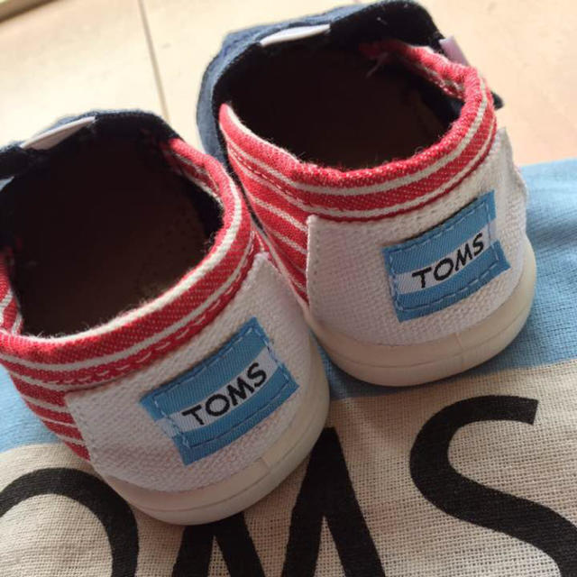 TOMS(トムズ)のTOMS ベビー 未使用 T3 10 キッズ/ベビー/マタニティのベビー靴/シューズ(~14cm)(スニーカー)の商品写真