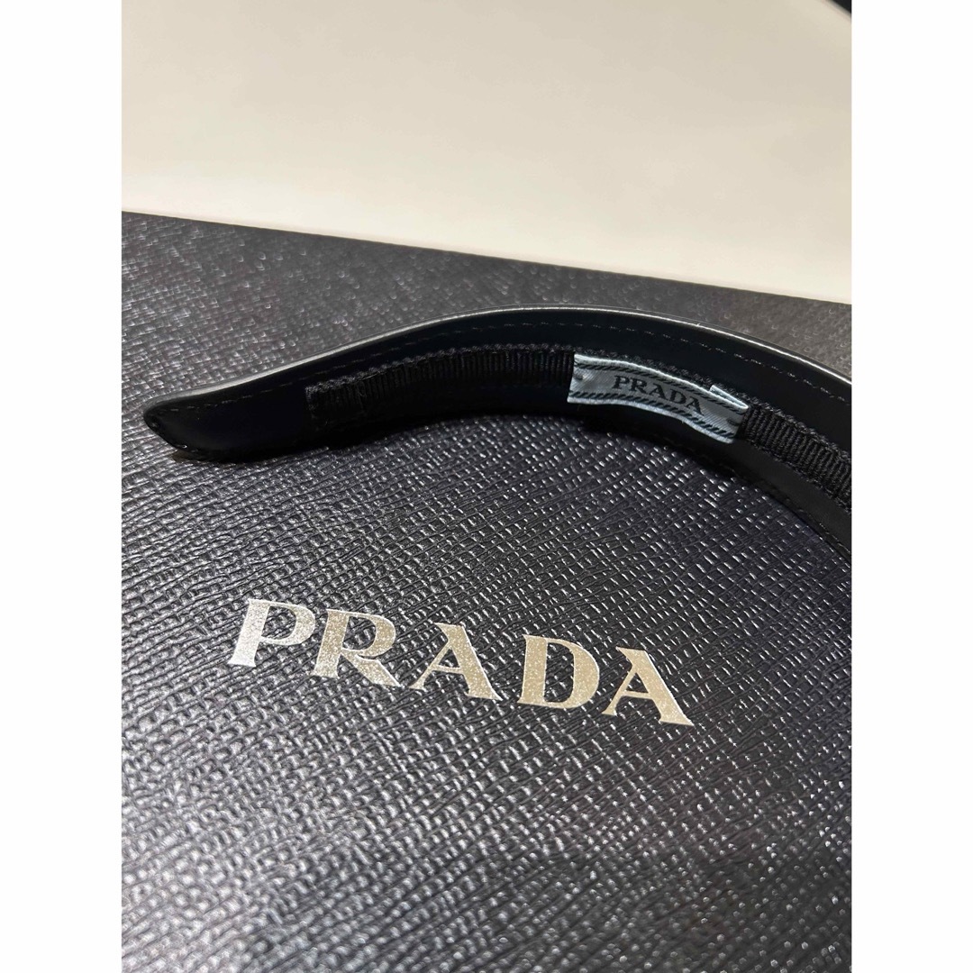 PRADA - PRADA レザー ロゴ カチューシャの通販 by LIKEME PRADA - PRADA レザー ロゴ カチューシャの通販 by LIKEME