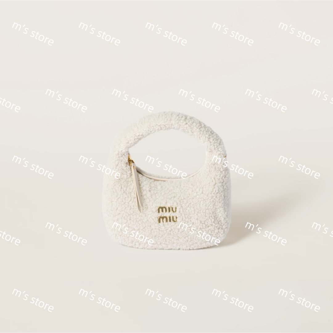 MIU MIU(ミュウミュウ)の新品 定価以下 miumiu ミュウミュウ ワンダー シアリング ホーボーバッグ レディースのバッグ(ハンドバッグ)の商品写真